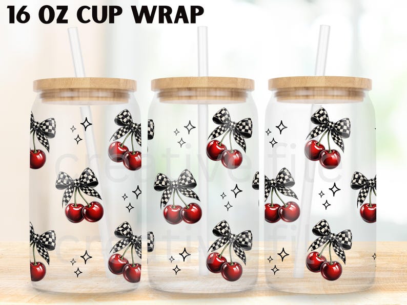 Peut inclure: Gobelet en verre transparent avec un couvercle en bois et une paille. Le gobelet est d&eacute;cor&eacute; d'un motif de cerises rouges et de n&oelig;uds &agrave; carreaux noirs et blancs. Le texte "16 OZ CUP WRAP" est en haut.