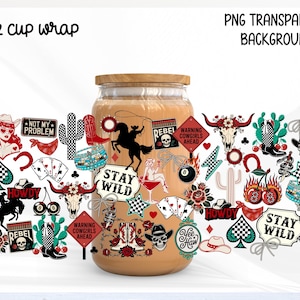 Op de afbeelding: Een 16 oz cup wrap met een transparante achtergrond, met een verzameling graphics met westernthema. Het ontwerp bevat een cowgirl, cowboylaarzen, speelkaarten, cactussen en de tekst "Stay Wild."
