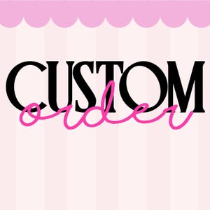 Peut inclure: Un design graphique présentant le texte CUSTOM en lettres capitales noires en gras et le mot order en écriture cursive rose vif. Le fond est rose pâle avec des rayures verticales et une bordure festonnée rose sur le bord supérieur.