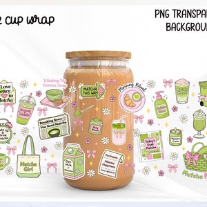 Puede incluir: Un envoltorio para taza de 16 oz con tapa de madera, adornado con pegatinas temáticas de matcha. Las pegatinas presentan frases como "Matcha This Way", "Morning Ritual" y "Matcha Girl", junto con ilustraciones de bebidas y accesorios de matcha.