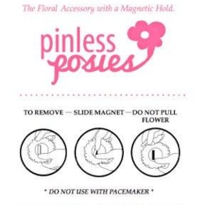 Puede incluir: Un logotipo rosa y blanco para una empresa llamada "pinless posies" que vende accesorios florales con una sujeci&oacute;n magn&eacute;tica. El logotipo incluye una flor rosa. El texto "TO REMOVE - SLIDE MAGNET - DO NOT PULL FLOWER" se muestra con tres ilustraciones de c&oacute;mo quitar la flor magn&eacute;tica. El texto "*DO NOT USE WITH PACEMAKER*" tambi&eacute;n se muestra.