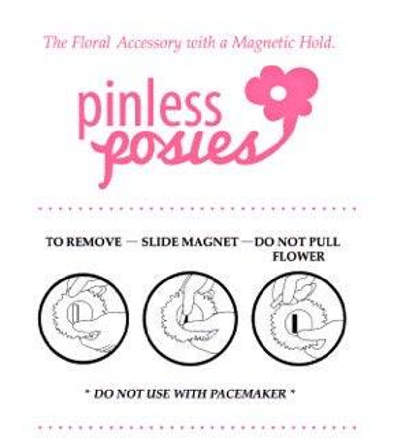 Puede incluir: Un logotipo rosa y blanco para una empresa llamada "pinless posies" que vende accesorios florales con una sujeci&oacute;n magn&eacute;tica. El logotipo incluye una flor rosa. El texto "TO REMOVE - SLIDE MAGNET - DO NOT PULL FLOWER" se muestra con tres ilustraciones de c&oacute;mo quitar la flor magn&eacute;tica. El texto "*DO NOT USE WITH PACEMAKER*" tambi&eacute;n se muestra.