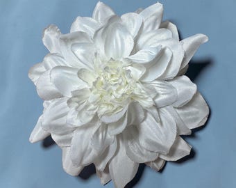 Broche de tela con forma de dalia blanca: sujeta magnéticamente el ramillete, 5 pulgadas de diámetro.