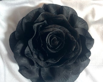 以下が含まれることがあります： 複数の層の花びらを持つ大きな黒い布のバラ