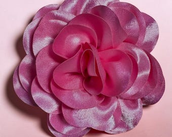 Broche de flor de satén rosa con cierre magnético, sin alfiler, 7 pulgadas.