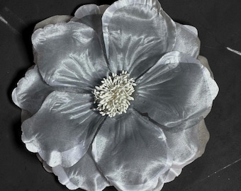 Broche de flor de tela plateada, broche de flor magnético sin alfiler, 5.5"