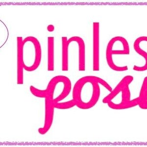 Puede incluir: Un gr&aacute;fico de flor rosa y blanca con el texto "pinless posies" en rosa. Una ni&ntilde;a con una chaqueta rosa y una burbuja de di&aacute;logo sobre su cabeza que dice "Pinless Posies They're Magnetic No Pin Holes!"