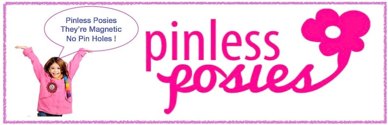 Puede incluir: Una flor rosa con un centro blanco est&aacute; al lado del texto "pinless posies" en rosa. Una ni&ntilde;a con una chaqueta rosa con una burbuja de di&aacute;logo sobre su cabeza dice "Pinless Posies They're Magnetic No Pin Holes!"