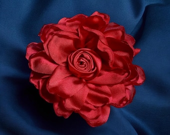 Broche de flor de satén rojo: Sujeción magnética, sin alfiler, broche de tela de 10 cm.