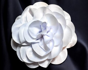 Broche de flor de satén blanco extragrande: broche magnético sin alfiler (18 cm)