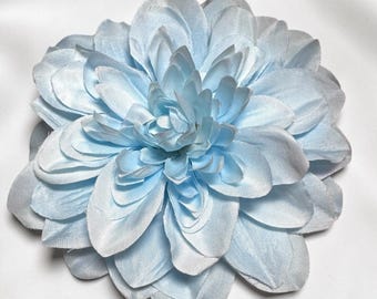 Broche de tela con forma de dalia azul claro: Sujeción magnética, sin alfiler, 5 pulgadas de diámetro.