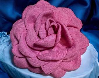 Broche de flor de tela rosa brillante: broche magnético sin alfiler (10 cm)