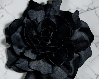 Broche de flor de satén negro: Sujeción magnética. Accesorio para ramo de flores de 7 pulgadas.