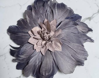 Broche de pluma gris, alfiler de pluma, accesorio de otoño, cierre magnético, sin alfiler, Posie 7”