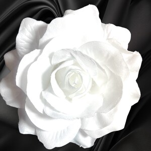 Broche magnético de rosa blanca: flor de tela sin alfileres (10 cm)