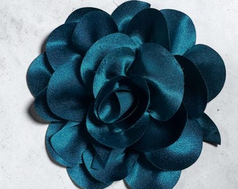 Broche de flor de satén color turquesa con cierre magnético, sin alfiler, 7 pulgadas.