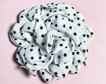 Broche de flor blanco con lunares negros, alfiler de flor, alfiler de solapa, alfiler de chaqueta, cierre magnético, sin alfiler, 4 pulgadas.