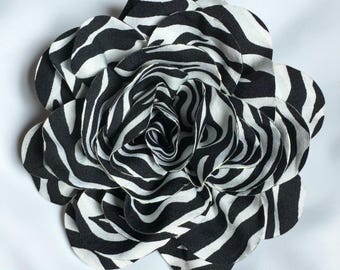 Broche floral de satén con pétalos de rayas de cebra blancas y negras – Magnético, sin alfiler, 7” de diámetro