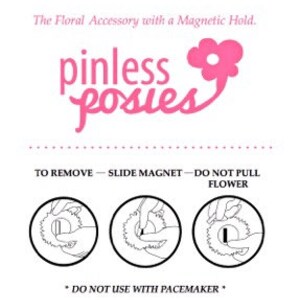 Puede incluir: Una ilustraci&oacute;n en blanco y negro que muestra c&oacute;mo quitar un accesorio floral sin alfiler con una sujeci&oacute;n magn&eacute;tica. El texto dice "TO REMOVE - SLIDE MAGNET - DO NOT PULL FLOWER". La ilustraci&oacute;n muestra una mano deslizando un im&aacute;n para quitar la flor. El texto tambi&eacute;n dice "*DO NOT USE WITH PACEMAKER*"