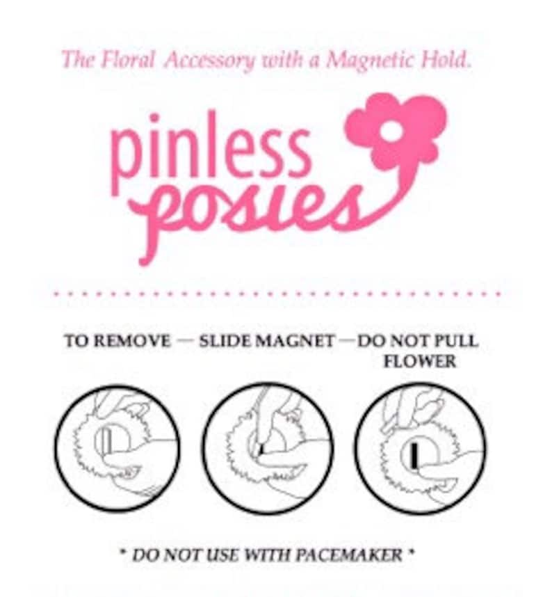 Puede incluir: Una ilustraci&oacute;n en blanco y negro que muestra c&oacute;mo quitar un accesorio floral sin alfiler con una sujeci&oacute;n magn&eacute;tica. El texto dice "TO REMOVE - SLIDE MAGNET - DO NOT PULL FLOWER". La ilustraci&oacute;n muestra una mano deslizando un im&aacute;n para quitar la flor. El texto tambi&eacute;n dice "*DO NOT USE WITH PACEMAKER*"