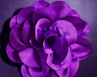 Broche de flor de satén morado con cierre magnético, sin alfiler, 7 pulgadas.