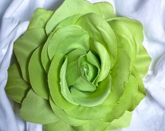 Broche de rosa verde lima: broche magnético de flor de tela (10 cm)