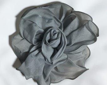 Broche de flor de organza gris, accesorio de moda, broche de noche, broche de flor, sujeción magnética, sin alfiler, 9 pulgadas.