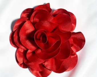 Broche de flor de satén rojo, accesorio de moda floral, accesorio para vestido, broche de flor, cierre magnético, sin alfiler, Posie 7”.