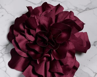Broche de flor de satén rojo oscuro: Broche magnético de 18 cm (7") – Accesorio sin alfiler