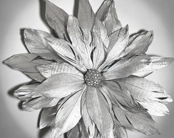 Broche de pluma plateada: broche de pluma con cierre magnético, accesorio para bodas y fiestas, 7 pulgadas.