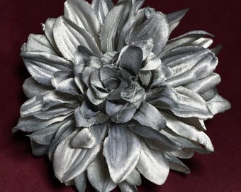 Broche de flor magnética Gray Dahlia: broche de chaqueta Pinless Posie, accesorio de flor de tela de 4 pulgadas.