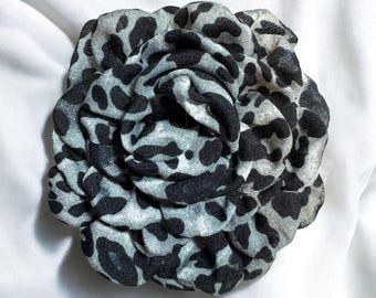 Broche de flor de tela con estampado de leopardo: broche magnético sin alfileres (8,9 cm)
