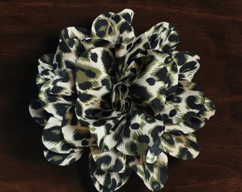 Broche de flor de satén con estampado de leopardo negro y verde: accesorio de solapa con cierre magnético (7,5")