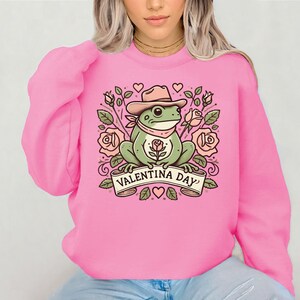 Frog Love Valentines Day Sweatshirt, Lover Sweatshirt, Couple Gift Sweatshirt, Heart Lover Gift Sweatshirt, Valentines Day Shirt for Women