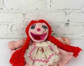 Marioneta de trapo hecha a mano, estilo vintage.