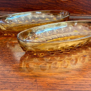 ensemble vintage de plats/bols en verre ambré, bols de service en verre jaune, décor des années 1970