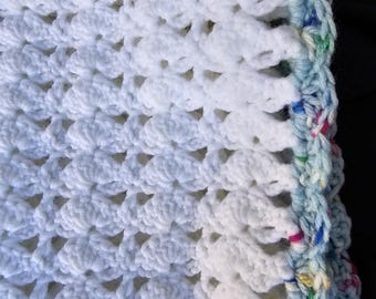 Manta de bebé tejida a mano en crochet, color blanco con borde azul