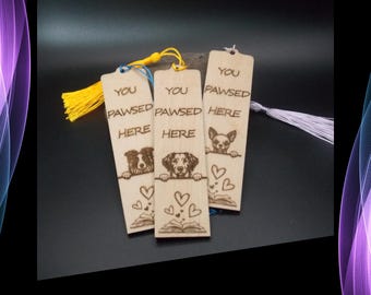Marcapáginas de perro personalizado: &quot;You pawsed Here&quot; de madera con la raza de perro personalizada. Un regalo único para amantes de los perros y dueños de mascotas.