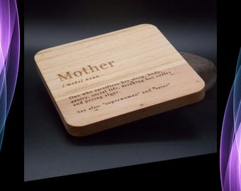 Posavasos de madera grabado con la frase &quot;Madre&quot; (divertido) - Regalo rústico para mamá - Regalo hecho a mano para el Día de la Madre, cumpleaños o para mamá primeriza