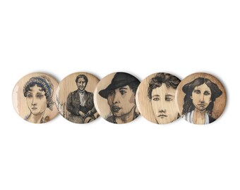 Conjunto de botones con la imagen de escritoras.