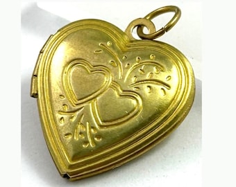 Vintage Heart Locket Charm Necklace Pendants For Women Double Heart Love Lockets Etched Brass Metal Vintage Jewelry For Women Gifts For Her