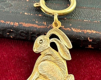 Vintage Rabbit Charm With Clip, Bunny Rabbit Clip On Pendant, Hare Rabbit Charm, Brass Animal Jewelry, Lucky Charm, Lucky Rabbit