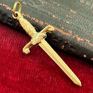 Vintage Charm Tiny Sword Necklace Pendant Brass Vintage Jewelry For Women Sword Charm Dainty Pendant Gifts For Her Gift For Women Empowering bild 7