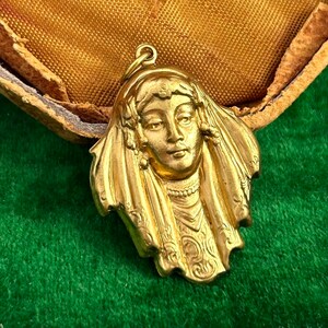 Vintage Brass Art Deco Woman Charm: Ornate Jewelry Pendant bild 5