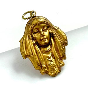 Vintage Brass Art Deco Woman Charm: Ornate Jewelry Pendant bild 8