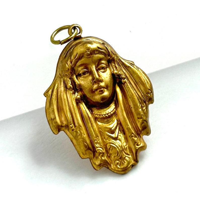 Vintage Brass Art Deco Woman Charm: Ornate Jewelry Pendant bild 8