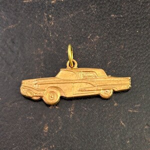 Puede incluir: Un dije de metal dorado en forma de coche antiguo. El dije tiene un dise&ntilde;o detallado y es perfecto para agregar un toque de nostalgia a un collar o pulsera.