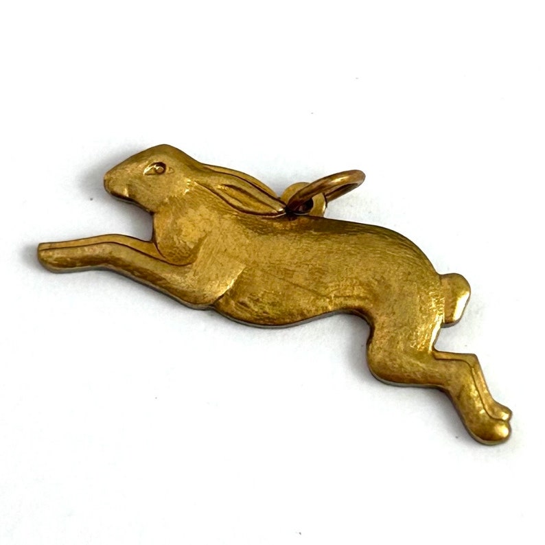 Rabbit Charm, Running Rabbit Charm, Brass Charm, Vintage Jewelry, Vintage Charm, Vintage Brass Charm, Animal Charm, Rabbit Jewelry imagen 2