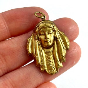 Vintage Brass Art Deco Woman Charm: Ornate Jewelry Pendant bild 7