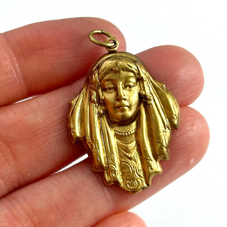 Vintage Brass Art Deco Woman Charm: Ornate Jewelry Pendant bild 7